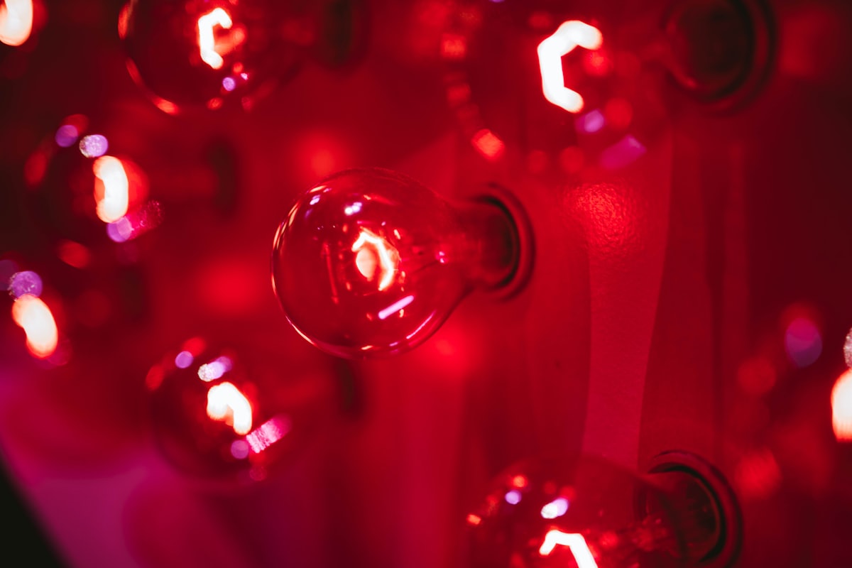 Illustrative red light therapy glow representing the Arunalight eye device